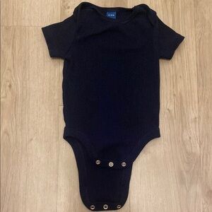 Old navy short sleeve bodysuit 6-12m